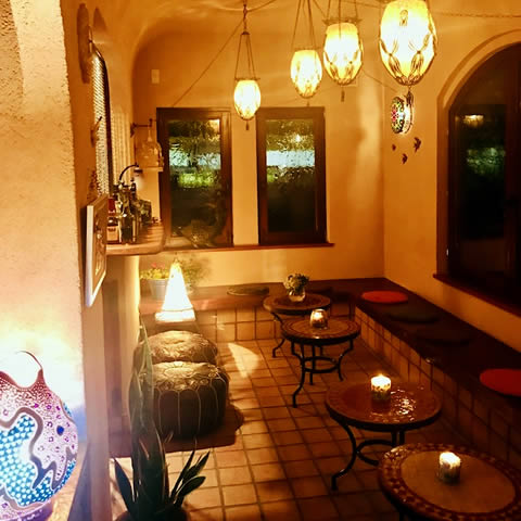 サロンの内観(夜)